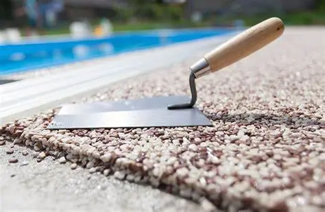 moquette de pierre au bord d'une piscines